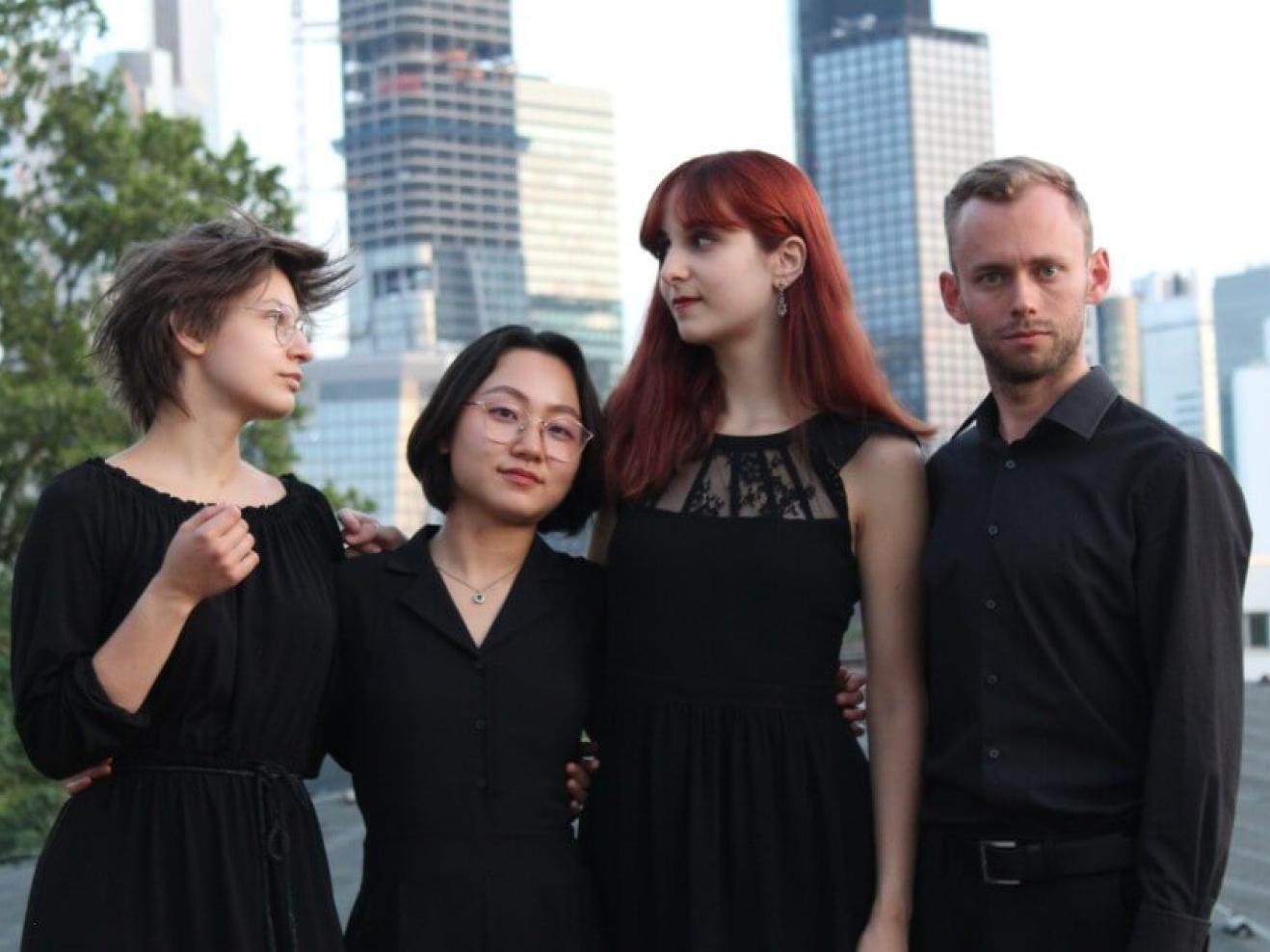 Die vier Musiker*innen des Eunoia Ensembles vor der Skyline Frankfurts