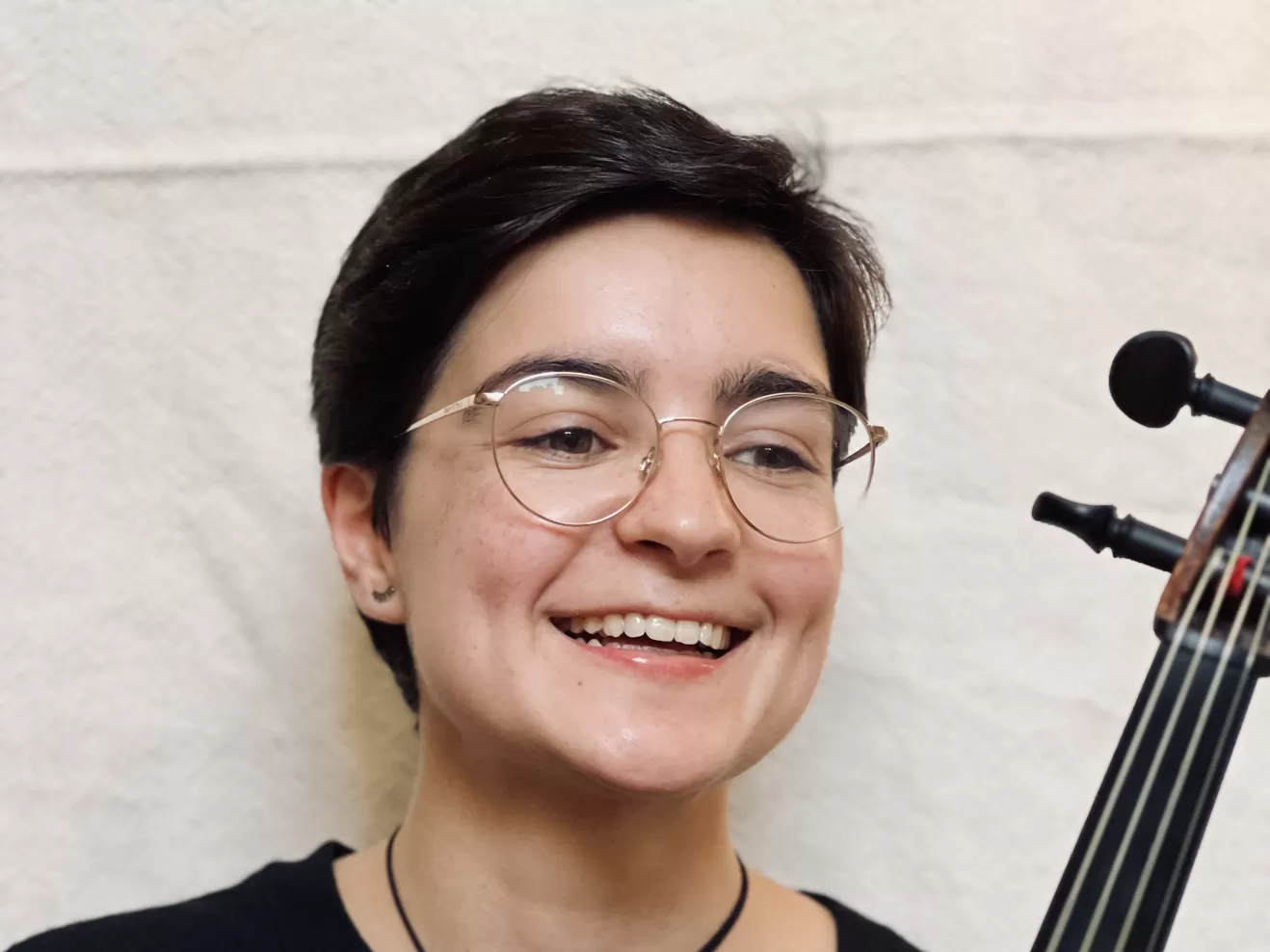 Porträt einer lachenden Person mit Bratsche