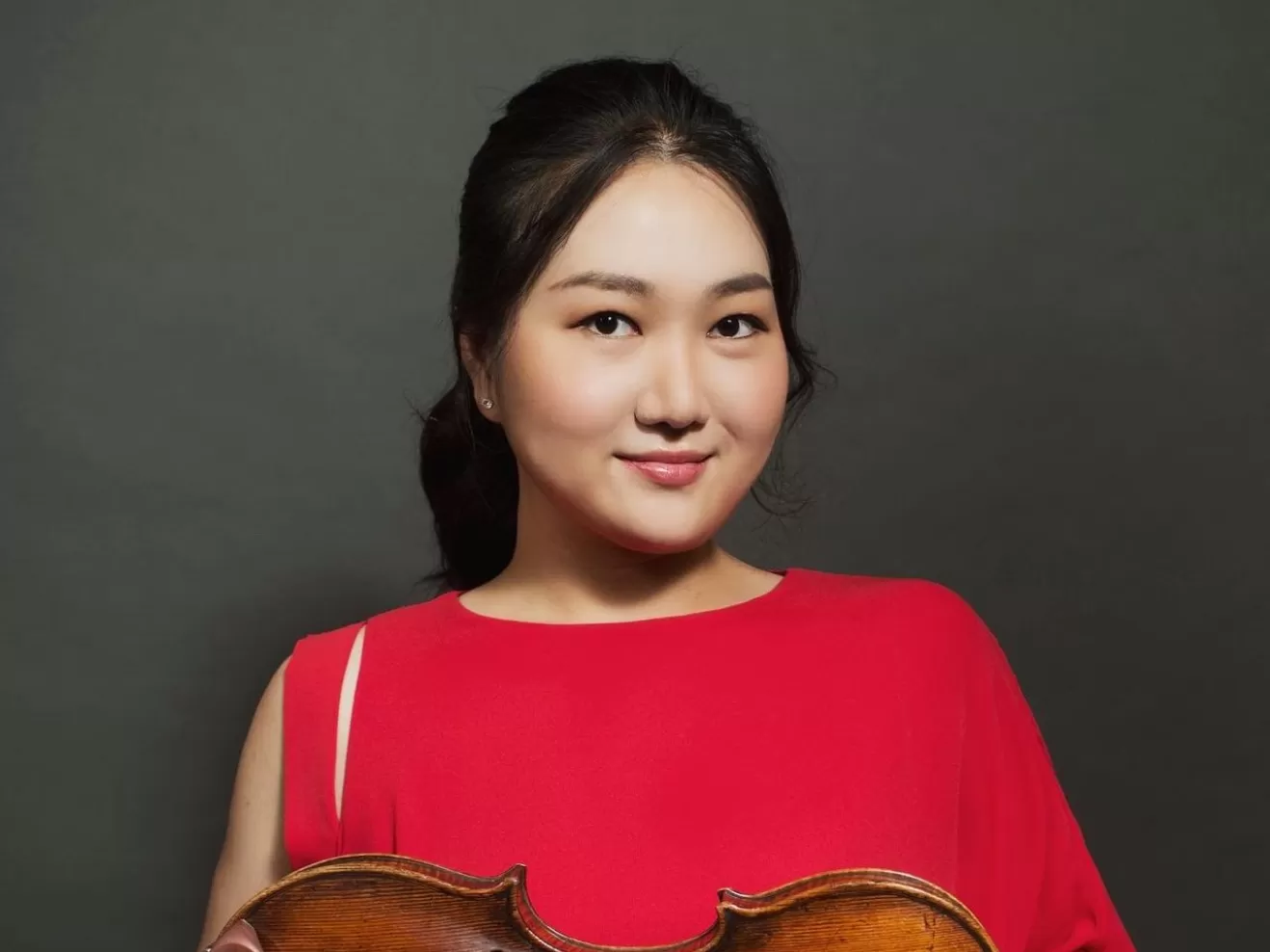 Porträt von Haesue Lee mit ihrer Bratsche