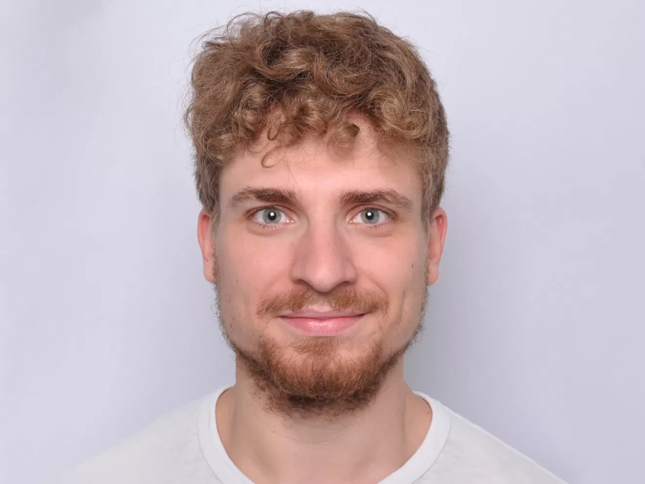 Porträt vor neutralem Hintergrund