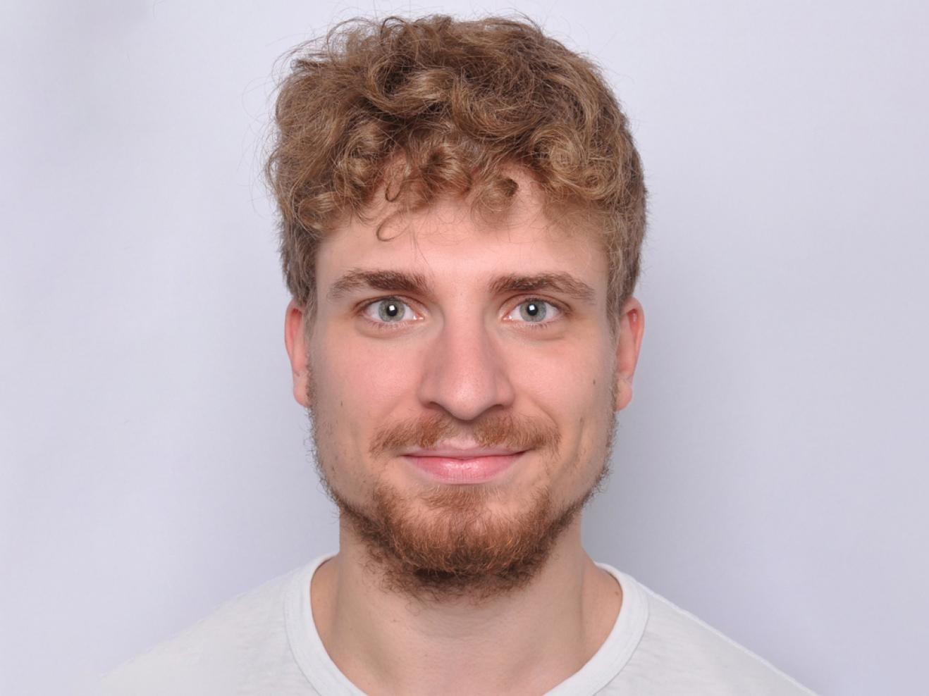 Porträt vor neutralem Hintergrund