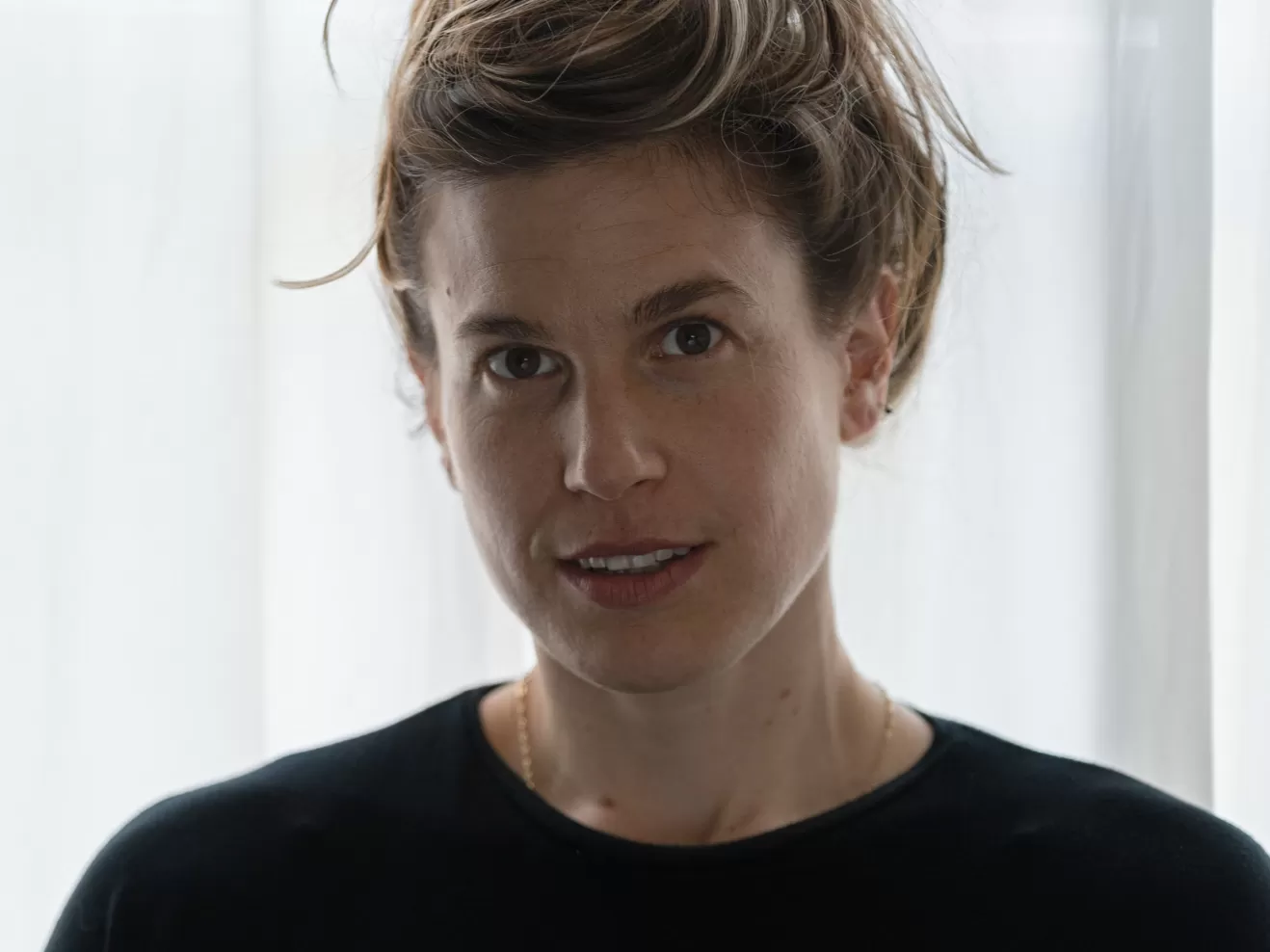 Portrait einer jungen Frau mir braunen hochgesteckten Haaren