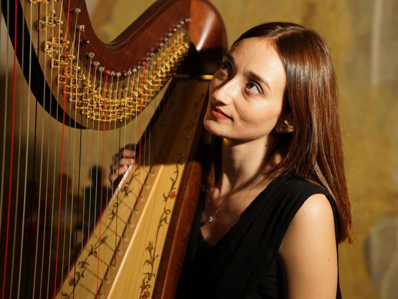 Valentina Vatteroni sitzt an einer Harfe