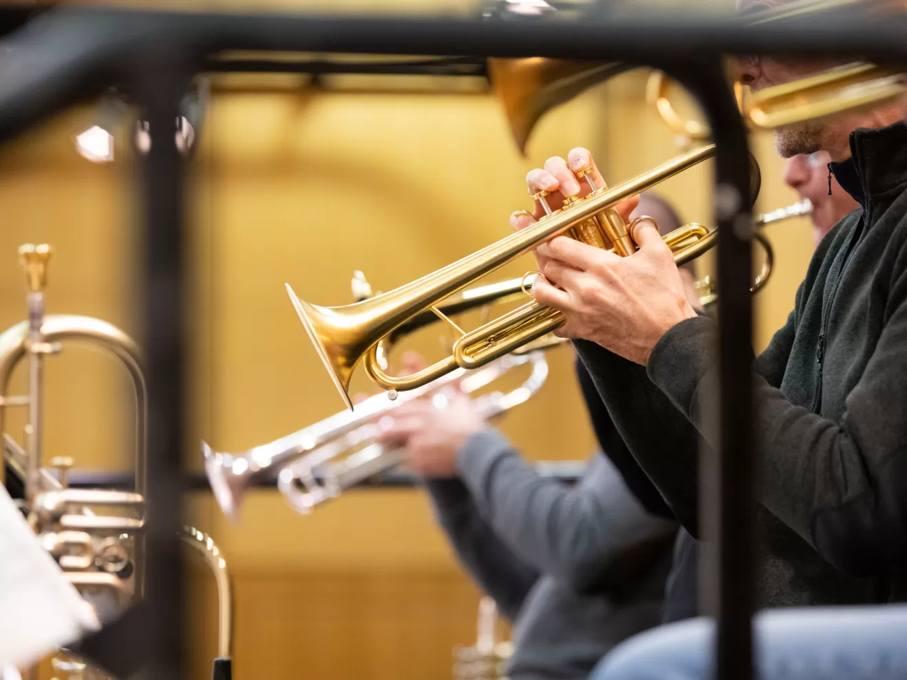 Zwei Trompeter*innen während einer Arbeitsprobe