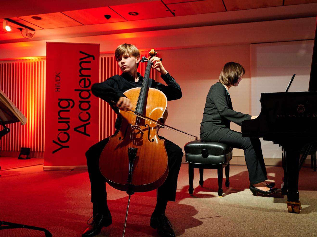 Cellist Oscar Hollmer beim Musizieren