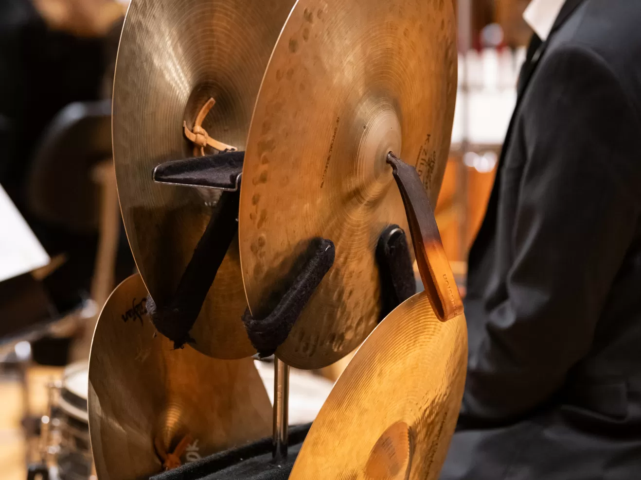 Zu sehen ist ein Blick in das Orchester. Im Vordergrund stehen Becken, der Hintergrund ist verschwommen.