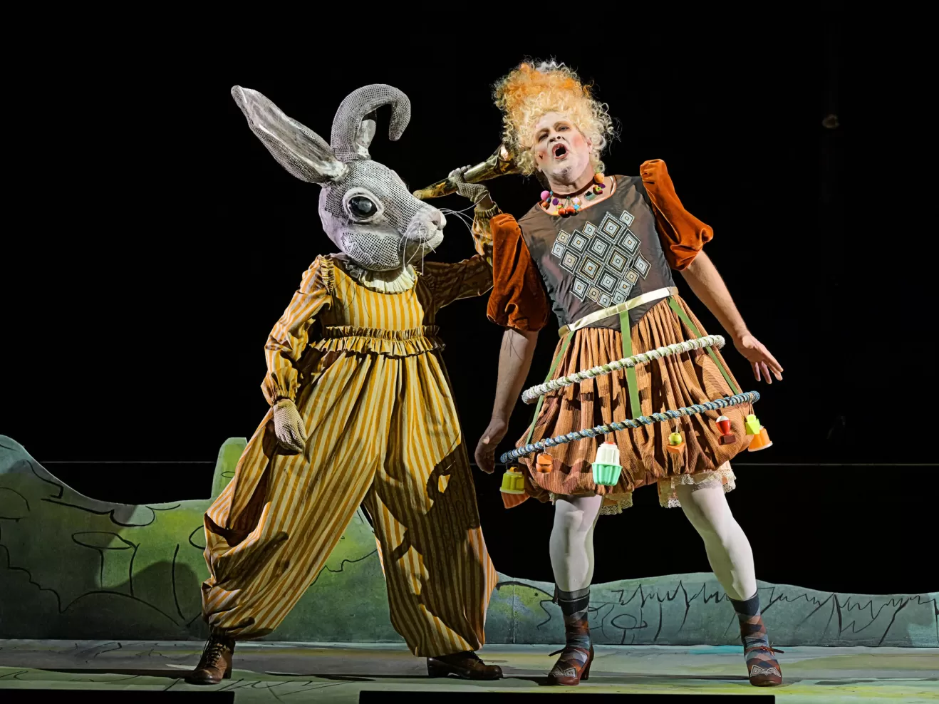 Eine Hase steht neben einem Mann.