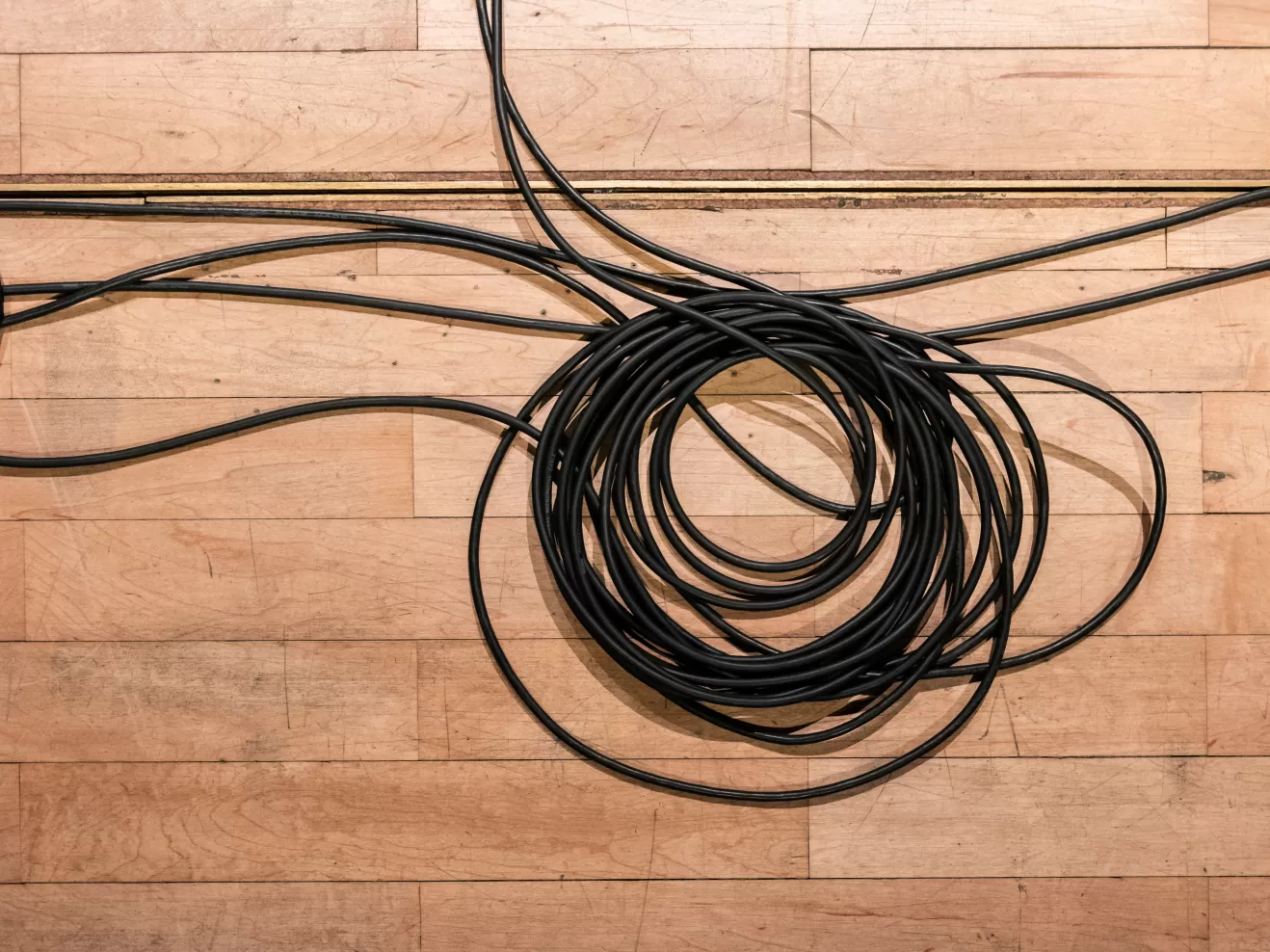 Ein Kabel liegt auf dem Boden im Kleinen Saal der HfMDK
