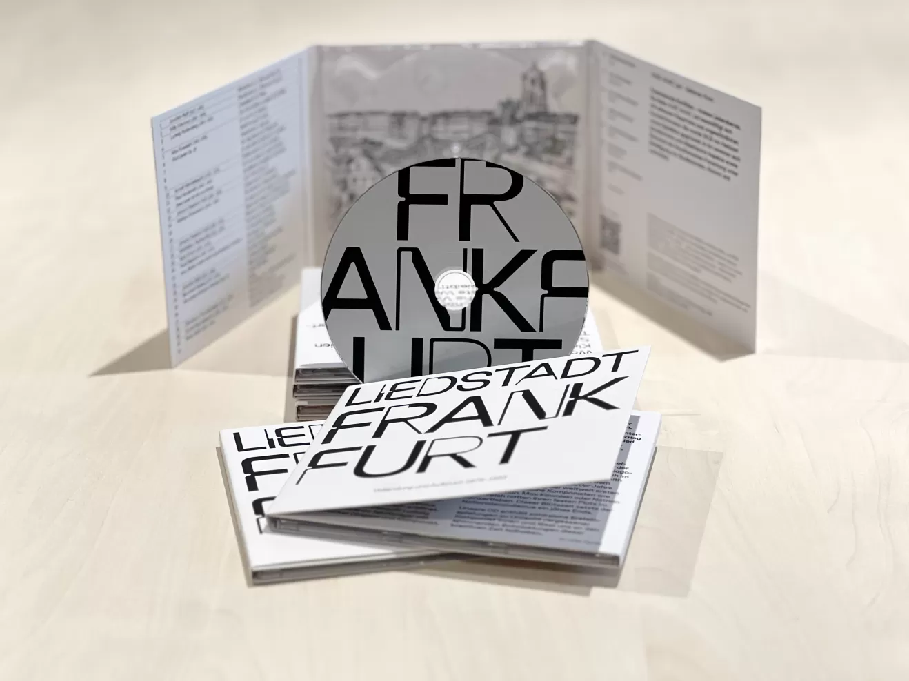 Mehrere Exemplare der CD Liedstadt Frankfurt auf einem Tisch
