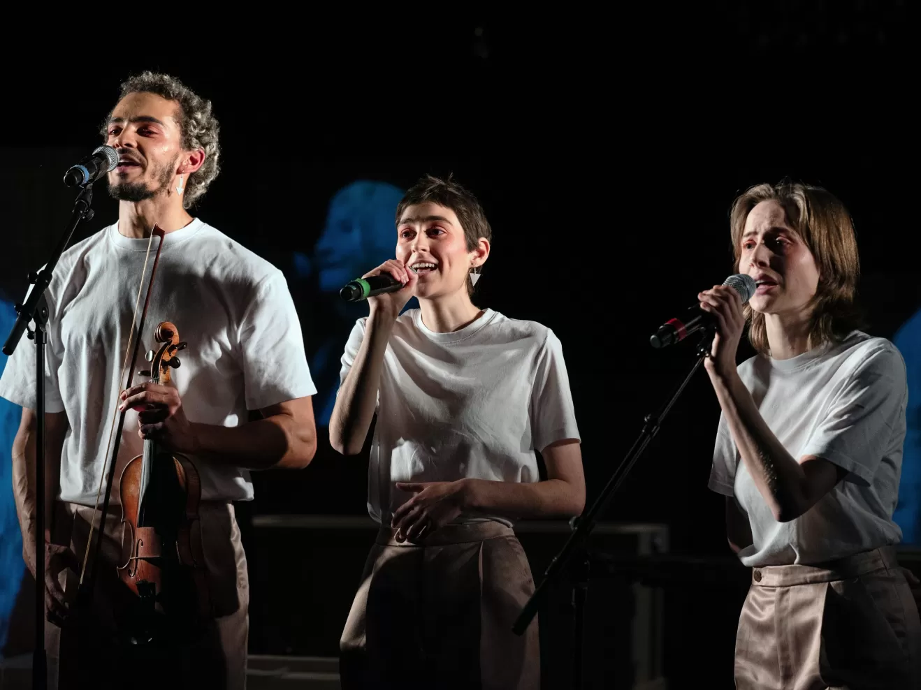 Drei Personen, singend.