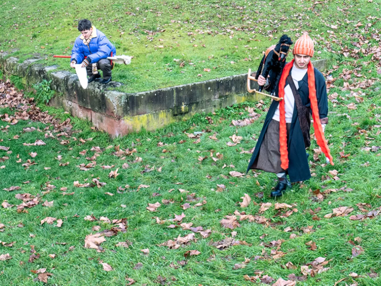 Zwei Männer auf einer Wiese.