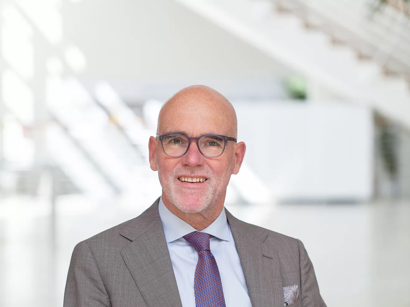 Porträt von Prof. Elmar Fulda, Präsident der HfMDK Frankfurt im Foyer der Hochschule