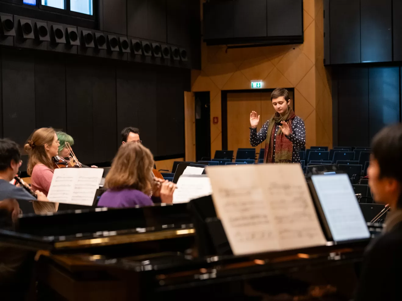 Dirigentin leitet ein kleines Ensemble