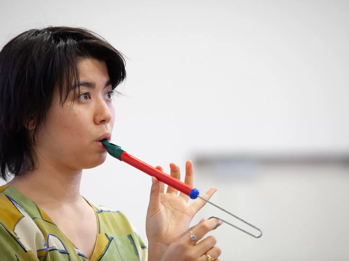 Musikerin spielt auf einem ungewöhnlichen Blasinstrument