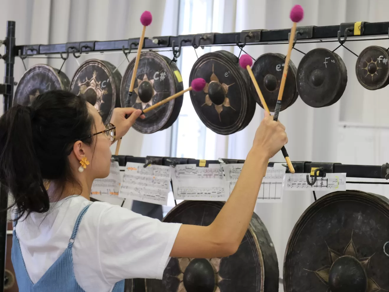 Musikerin spielt auf einem Perkussionsinstrument