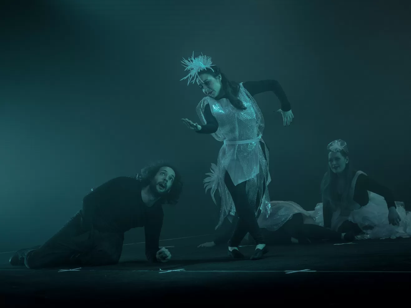 Szene aus Rheingold-Aufführung mit drei Sänger*innen