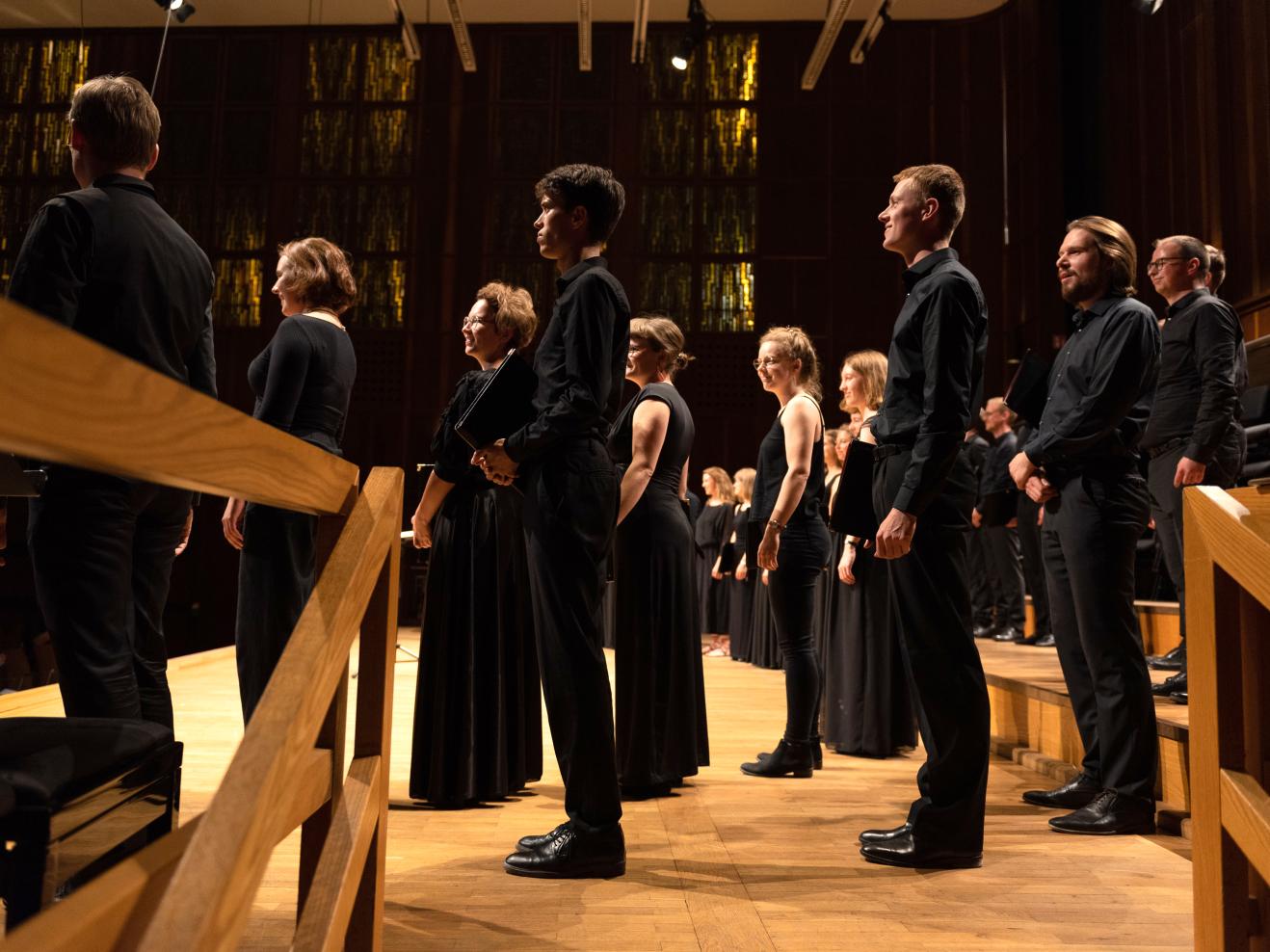 Blick auf den Kammerchor der HfMDK vom Bühnenaufgang des Großen Saals
