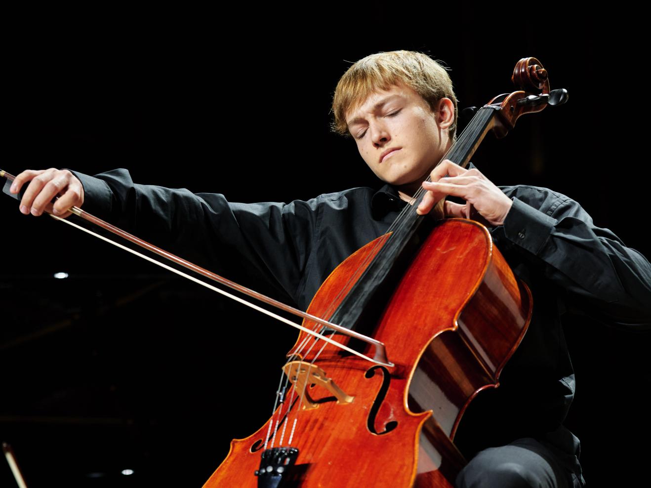 Ein Jungstudent der Young Academy spielt Cello. 