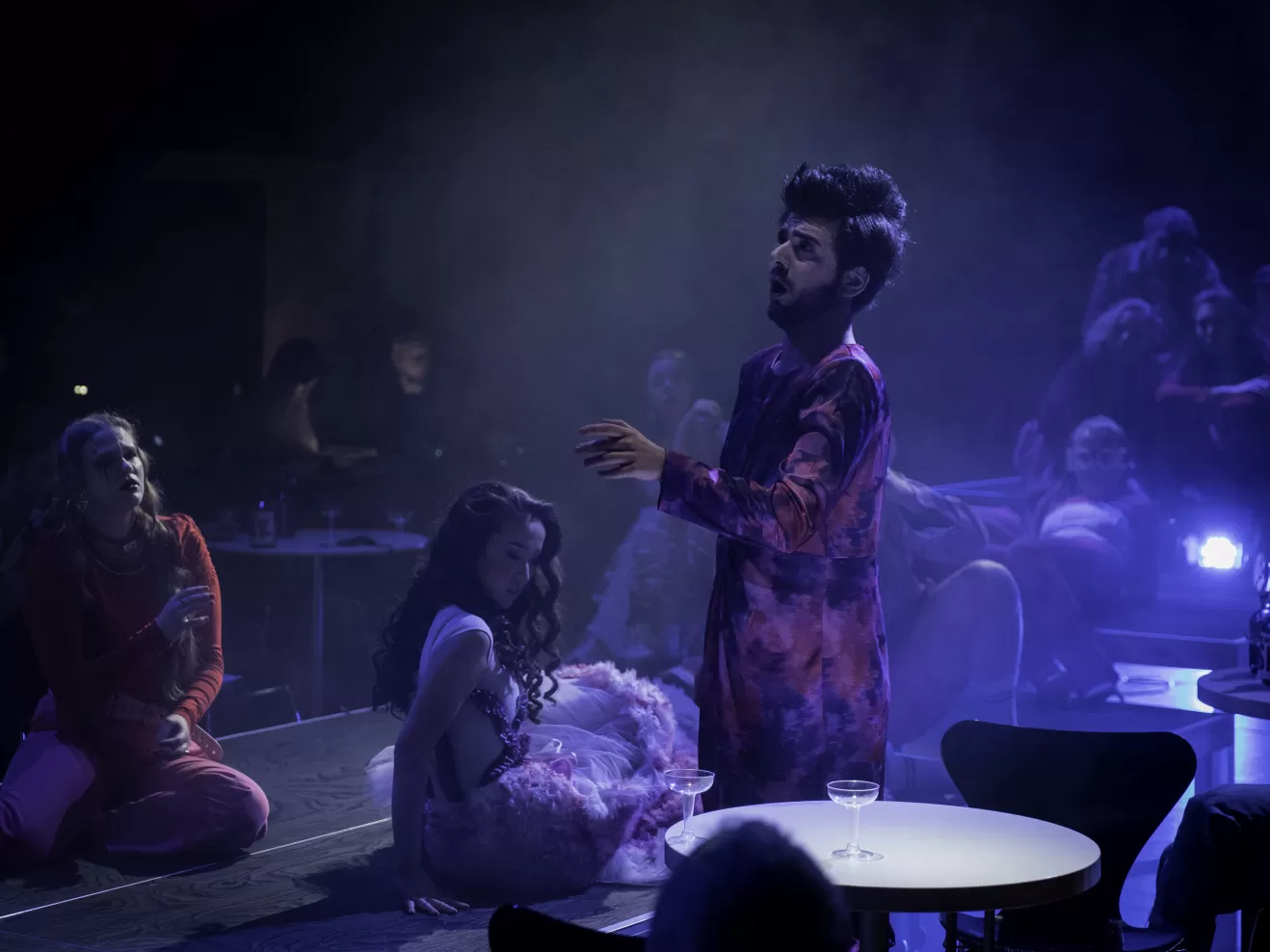 Ein Student singt beim Szeneabend der Gesangsabteilung