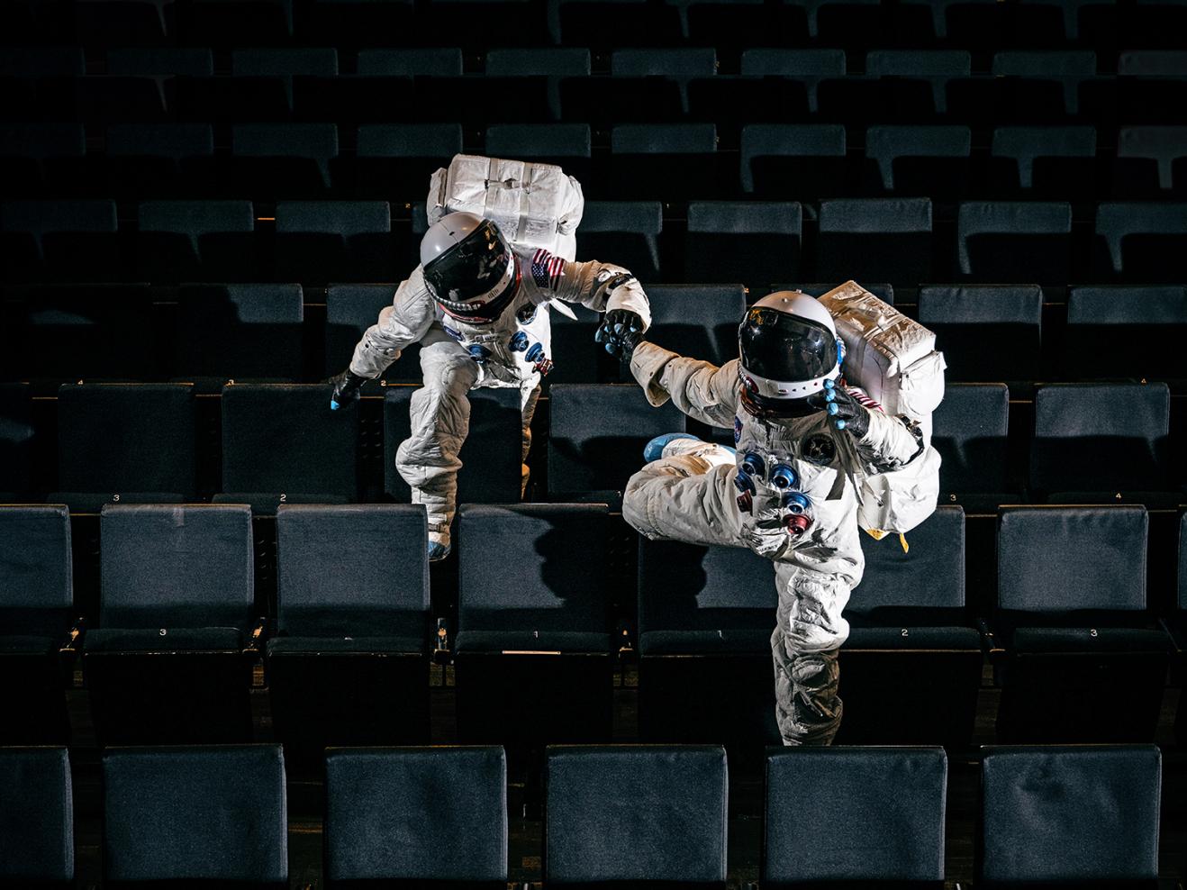 Zwei Astronauten im Theatersaal.