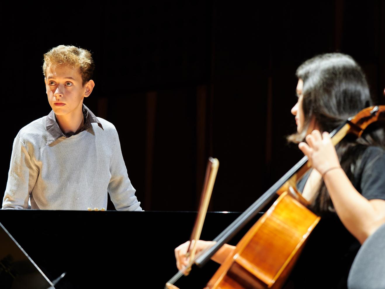 Junger Pianist Kolja Hölscher hört in einer Probe konzentriert zu.