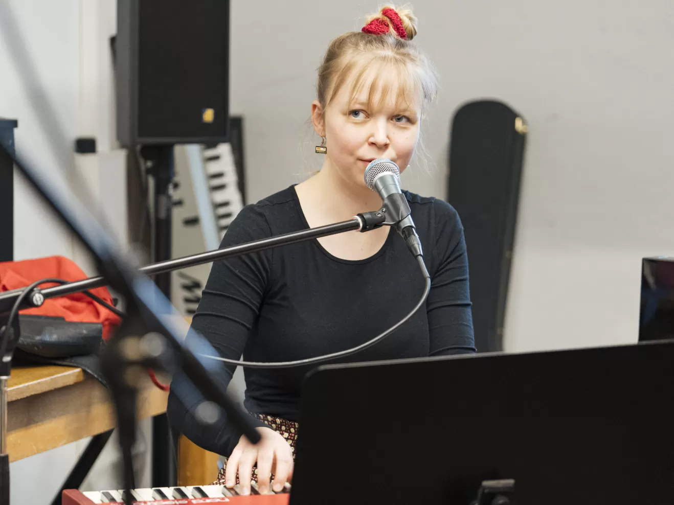 Die Keyboarderin/Sängerin der Band JAM in der Probe.