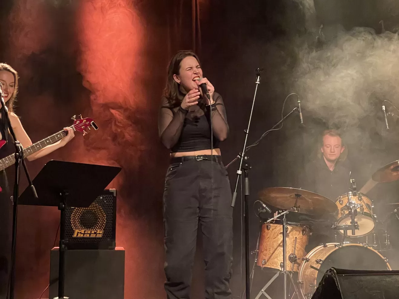 Nora Leoni und ihre Band auf der Bühne.