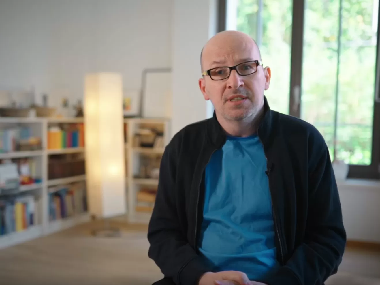 Prof. Dr. Thomas Schmidt vor einem Bücherregal