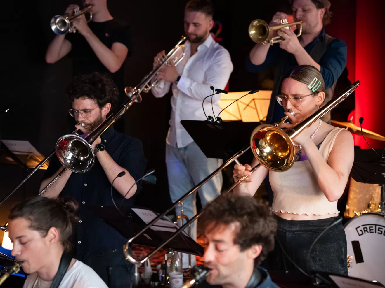 Die HfMDK Bigband spielt.