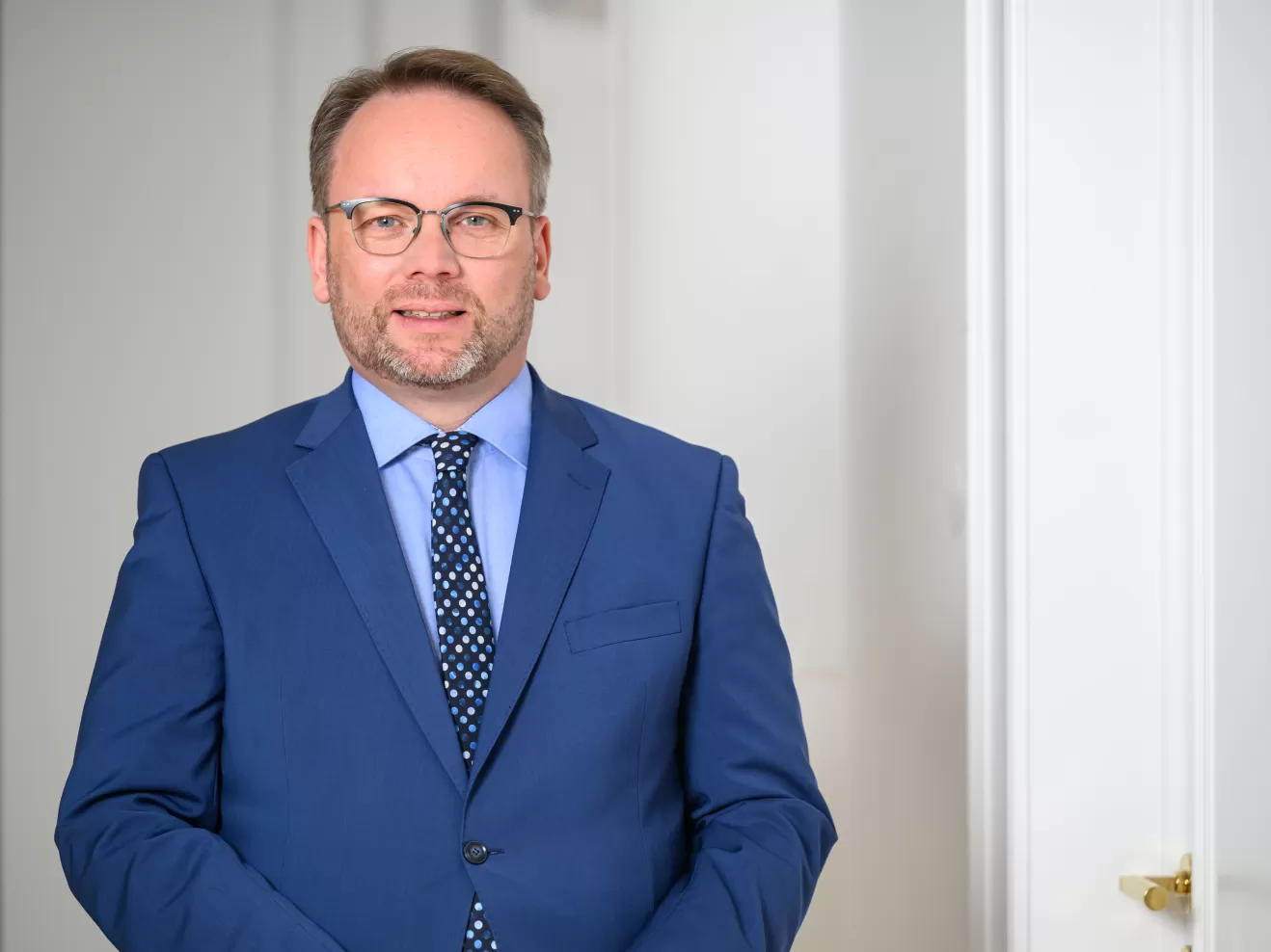 Porträt von Minister Timon Gremmels in einem blauen Anzug