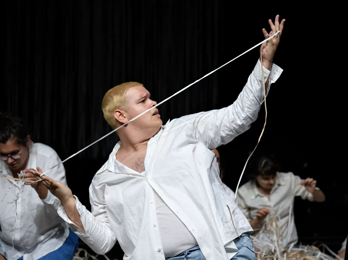 Peer Gynt zeiht an einem Papierfaden