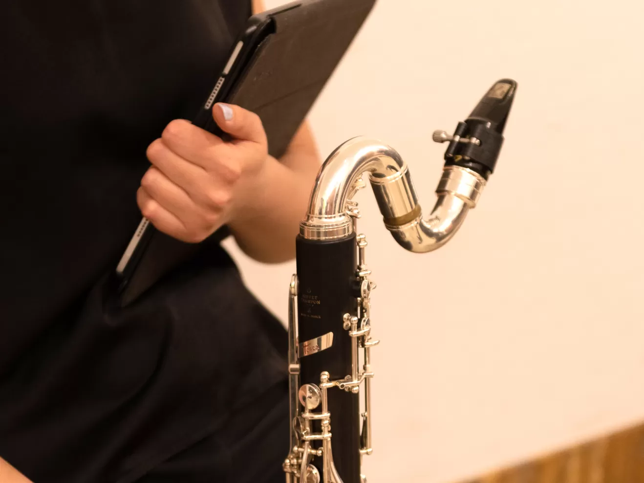 Nahaufnahme einer Studentin, die vor ihrem Prüfungsauftritt mit Instrument in der Hand wartet.