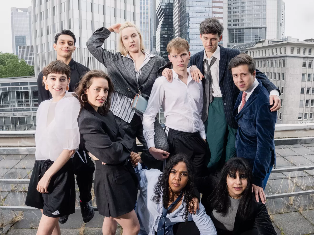 Gruppenfoto von den Schauspielabsolvierenden 2025.