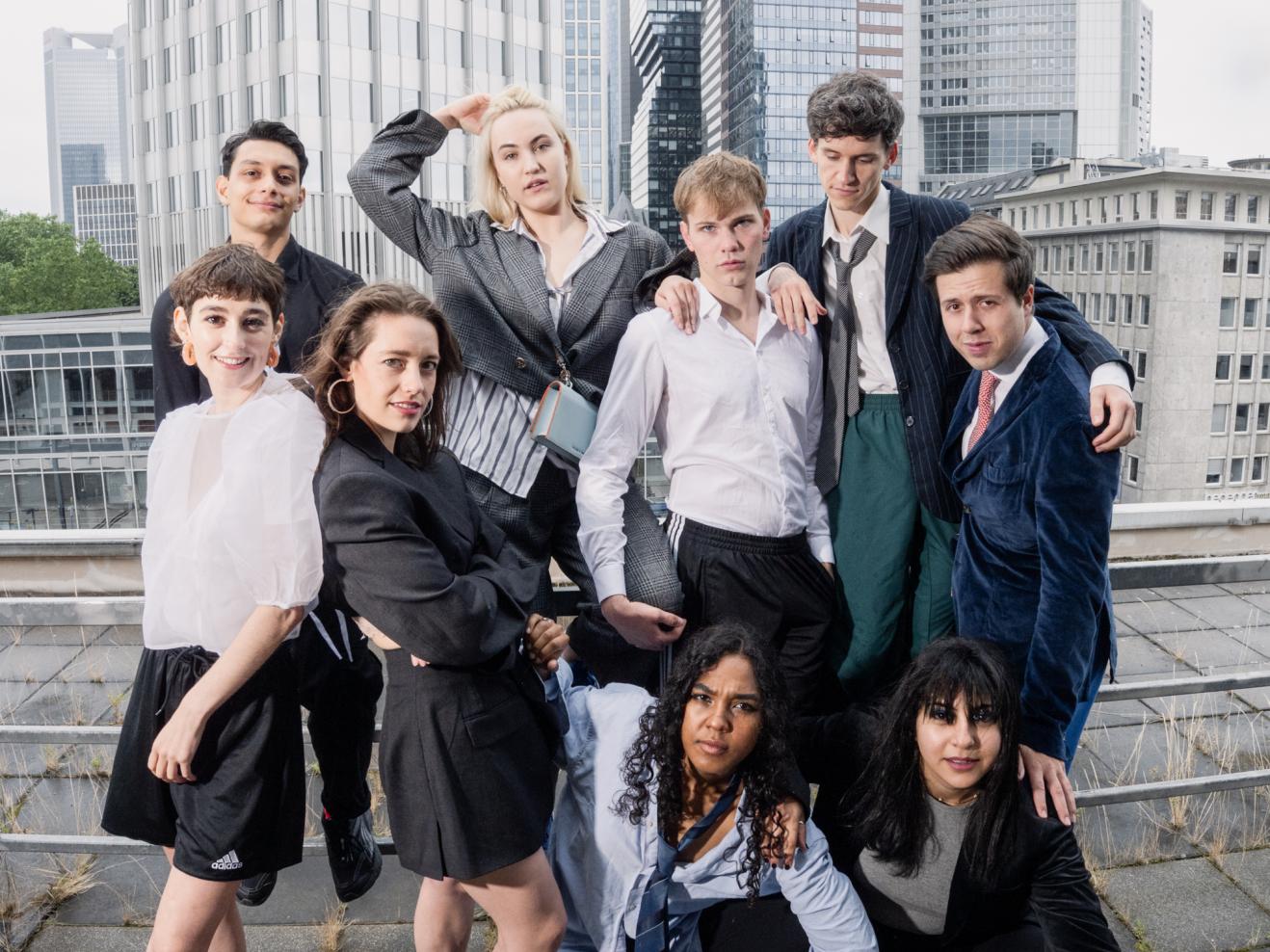 Gruppenfoto von den Schauspielabsolvierenden 2025.