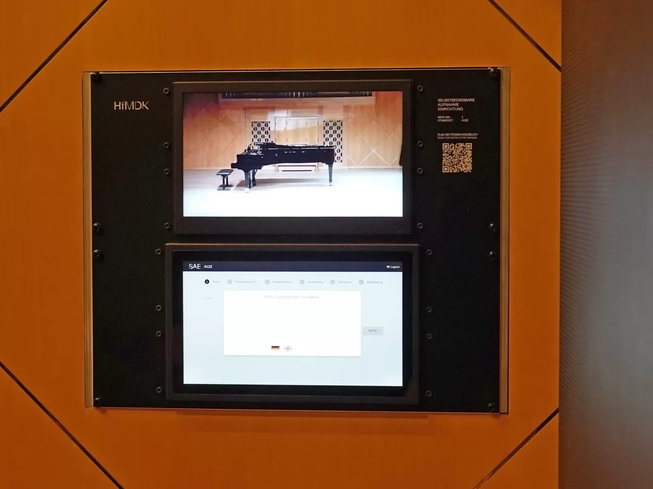 Zwei Bildschirme in der Wand des Kleinen Saals, hier kann man die SAE steuern.