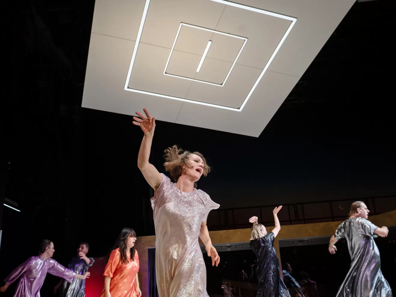 Eine Personengruppe in bunter Kleidung.