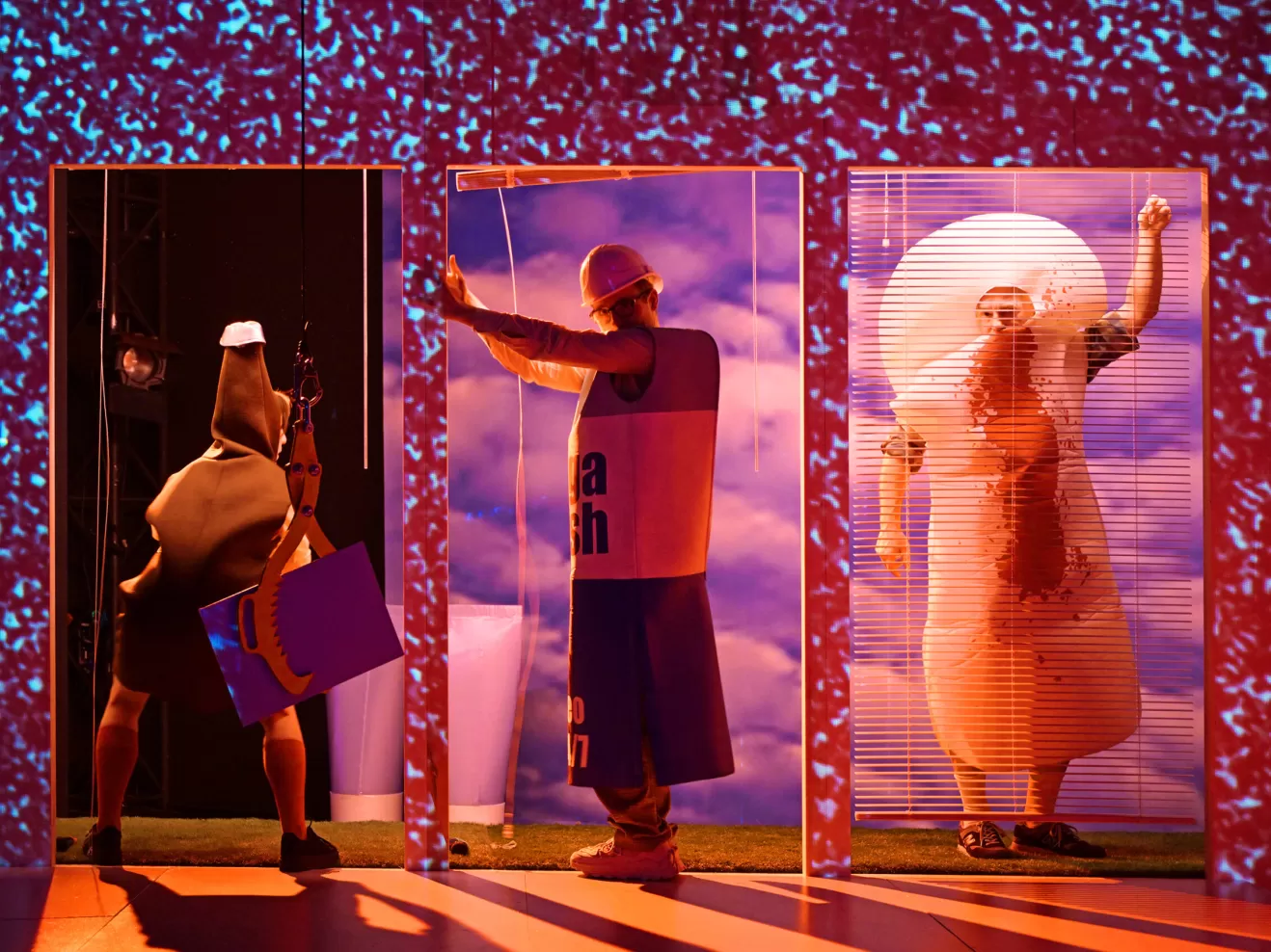 Drei Menschen stehen verkleidet in Türrahmen.