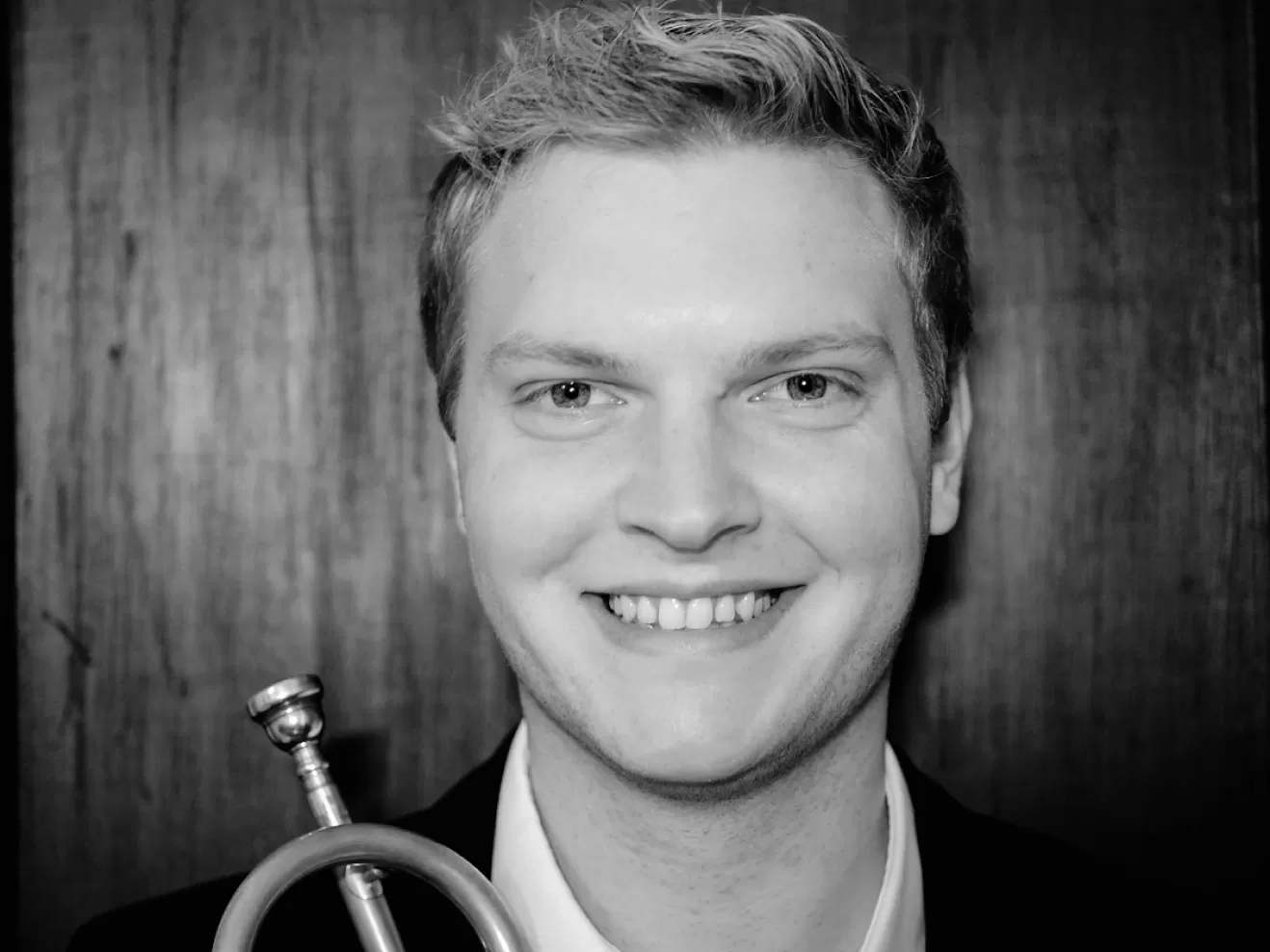 Portraitfoto von Jonathan Balciunas in schwarz-weiß