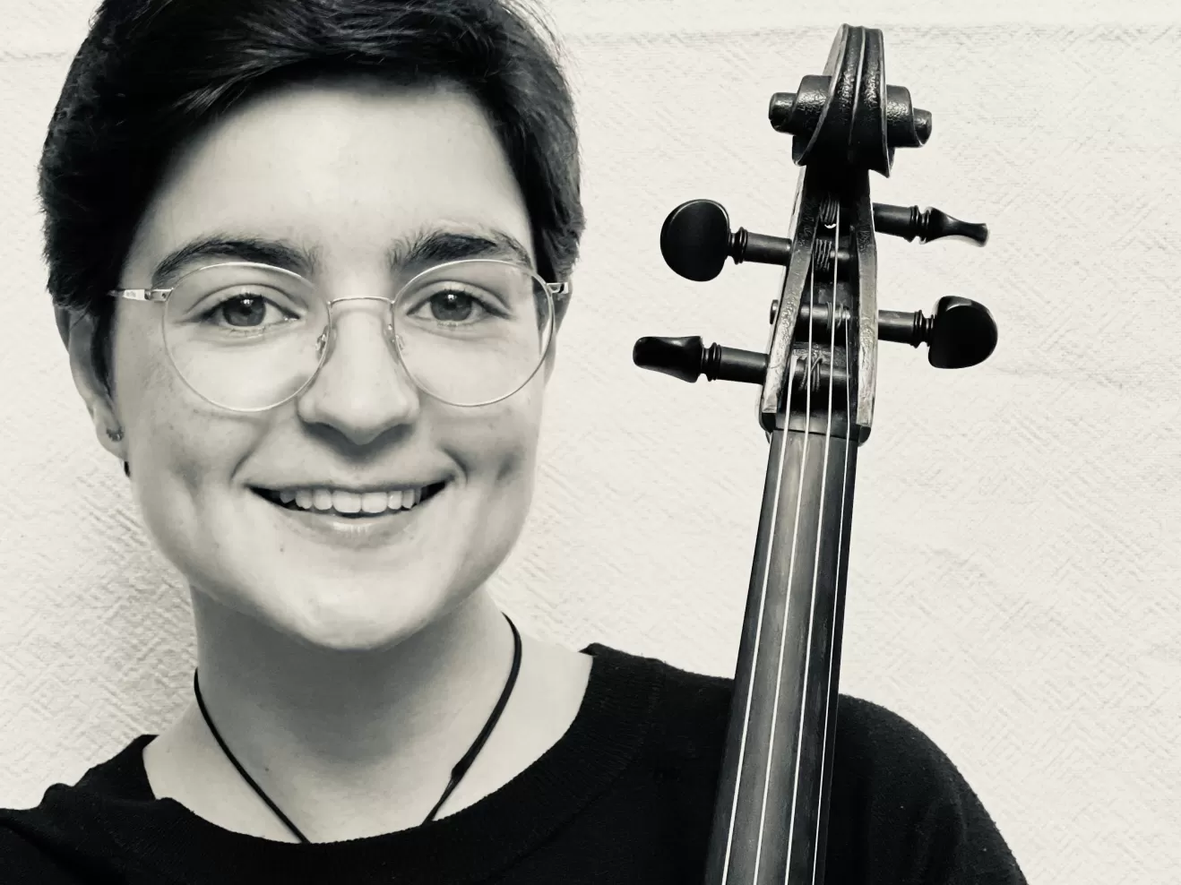 Portraitfoto von Bruna Cornudella mit Viola in schwarz-weiß