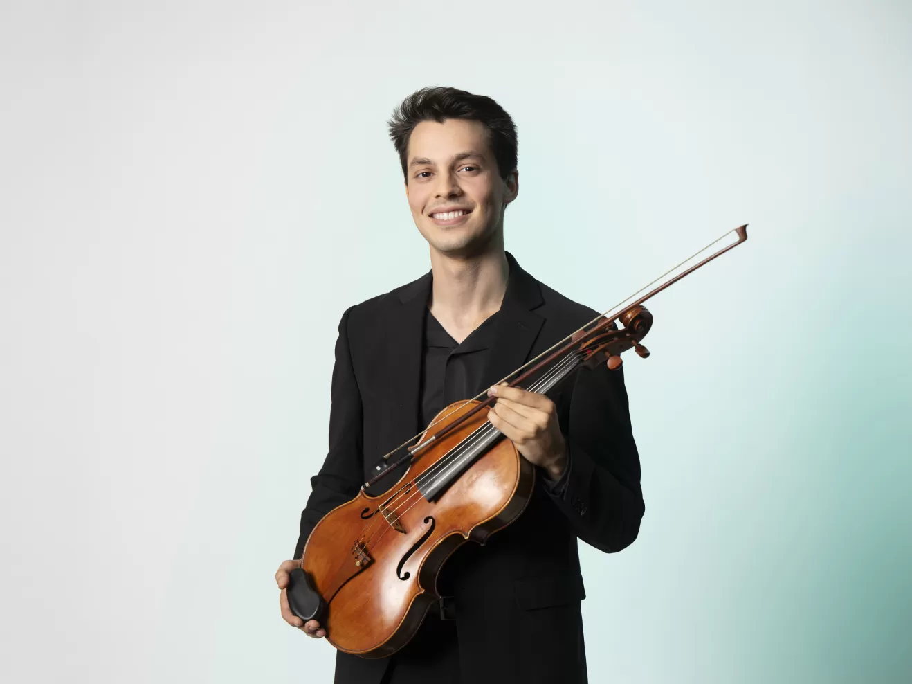 Portraitfoto von Brian Isaacs mit Viola