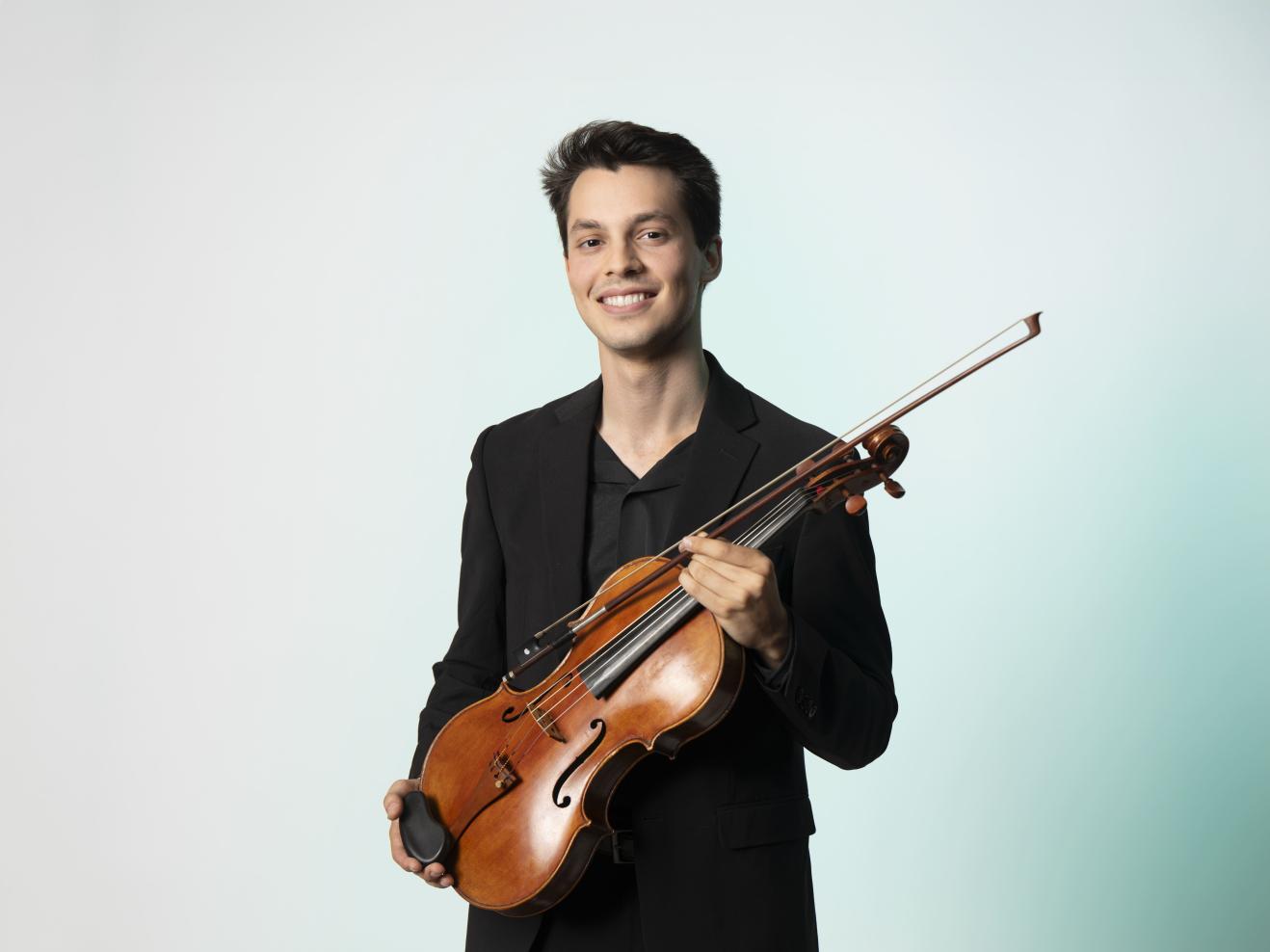 Portraitfoto von Brian Isaacs mit Viola