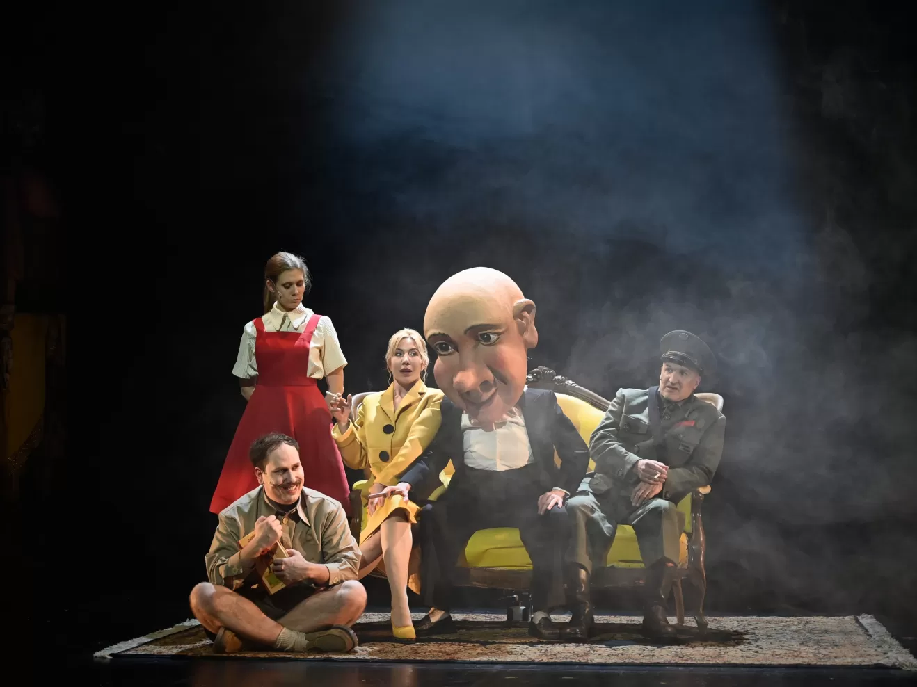 Eine Personengruppe auf einem gelben Sofa.