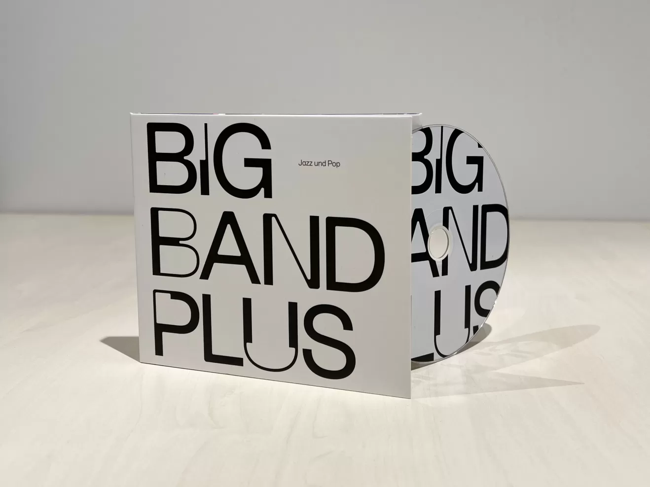 CD Hülle der CD Bigband Plus steht auf einem Tisch