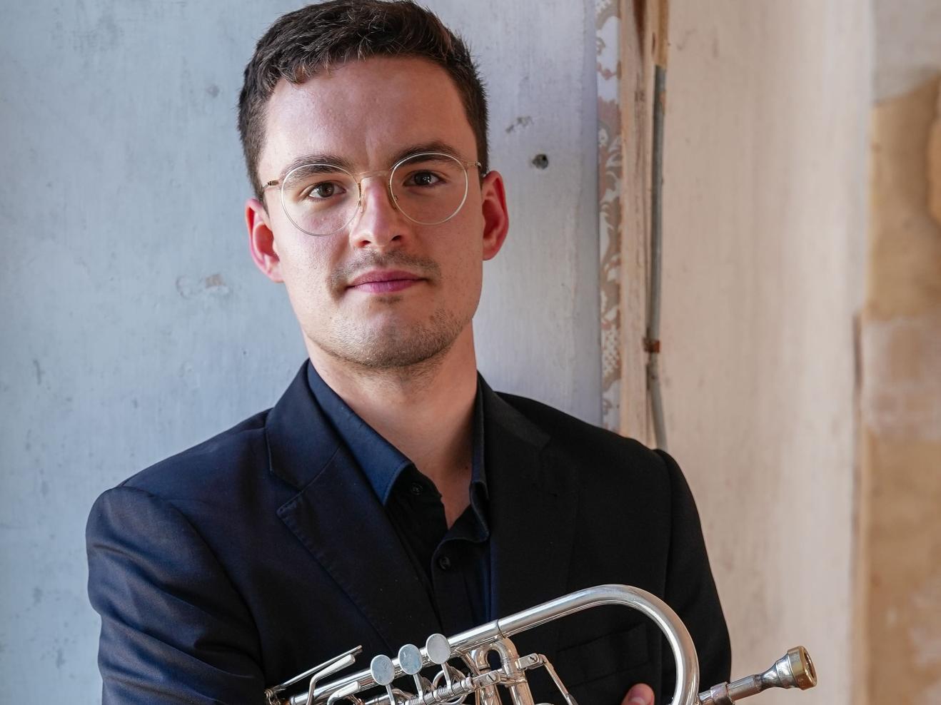 Portraitfoto von Sebastian Kellner mit Trompete