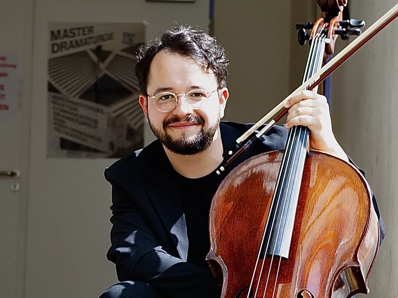 Portraitfoto von Jonas Klepper mit Cello
