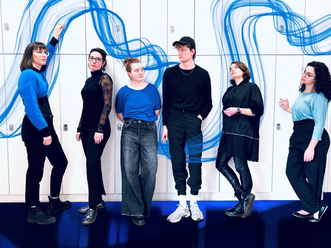 Gruppenfoto der Studierenden vor Schließfächern