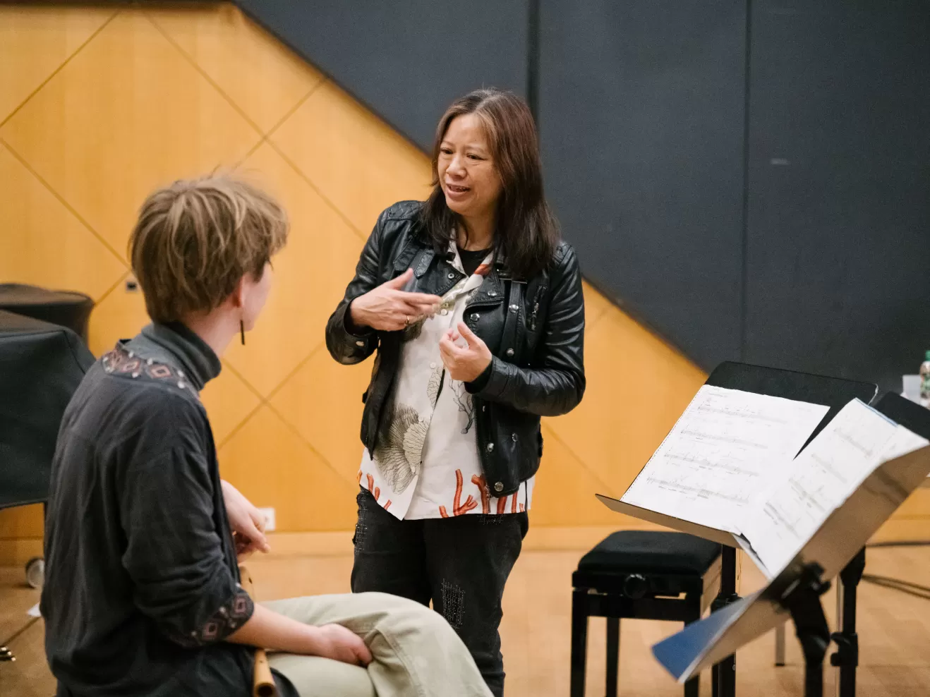 Liza Lim im Gespräch mit einer Studentin während eines Workshops im Kleinen Saal