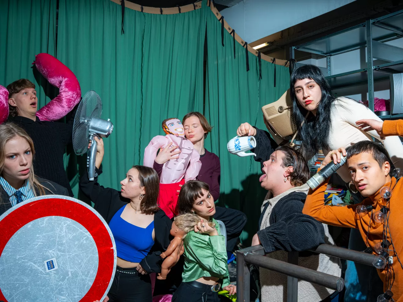 Gruppenfoto des Ensembles mit vielen unterschiedlichen Requisiten.