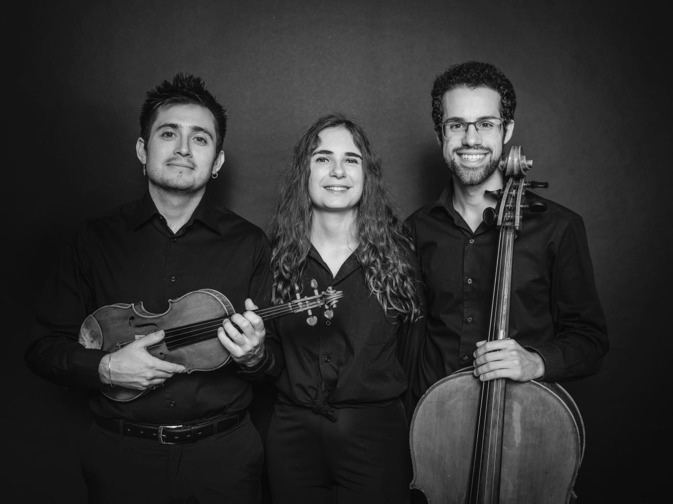 Schwarz-Weiß Bild der drei Musiker*innen des Helix Trio.