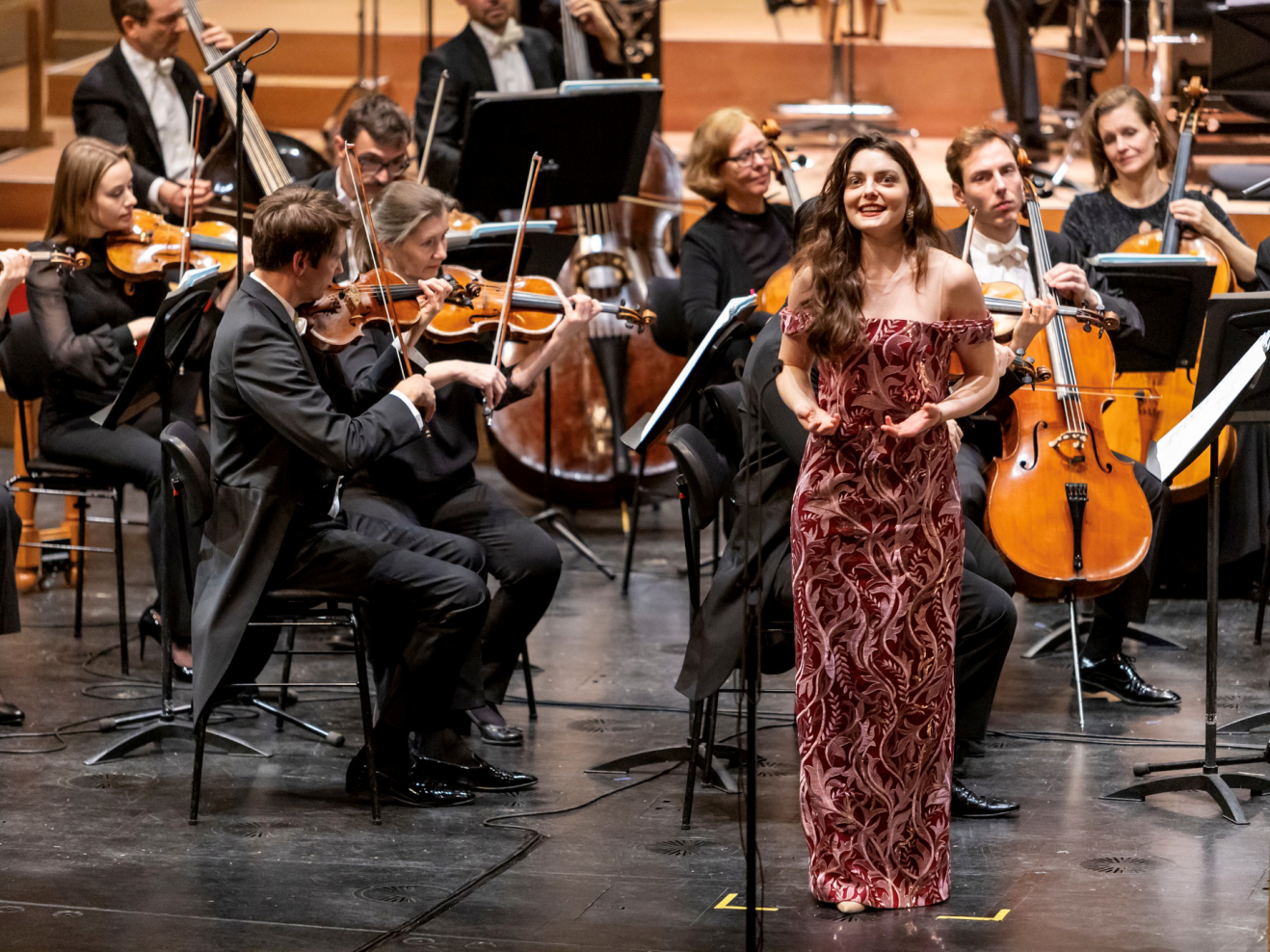 Gaja Napast im Konzert mit Orchester